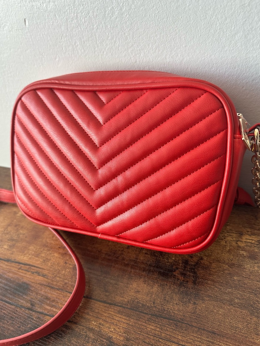 Bebe Red Quilted Chevron Crossbody with Gold Chain and Red Strap Gold Logo NWT - Picture 5 of 6